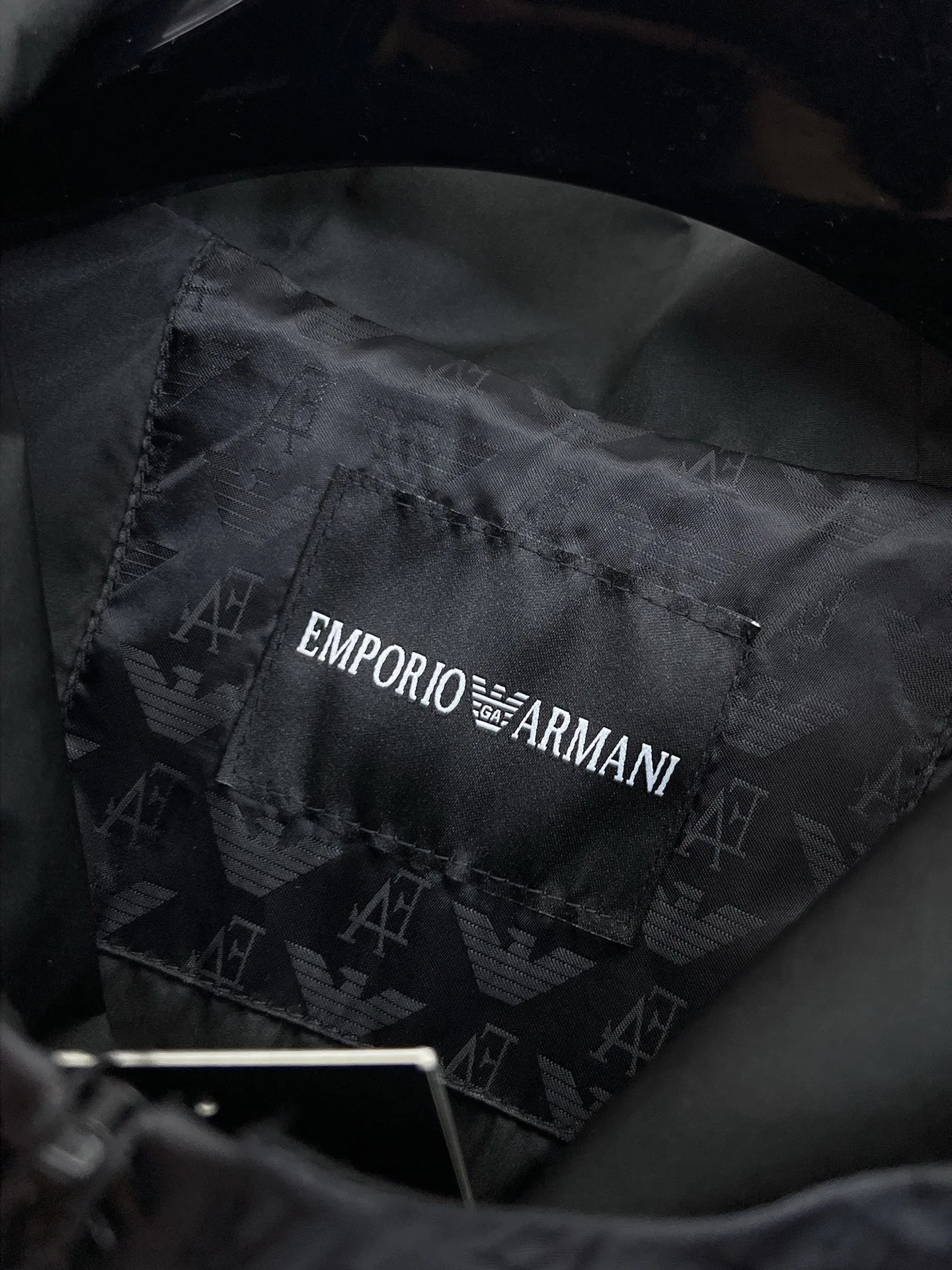 Armani official website Same Style, complete with three labels, on sale in advance. 2026 Autumn and Winter New Arrival men's jacket, Original with complete three labels, Premium version. Custom-made fabrics at the counter. Breathable, high comfort, impeccable details, brand element design concept, reflecting high quality. It feels delicate and soft, presents a casual cut, and has a great upper body shape. Sizes: M～3XL,